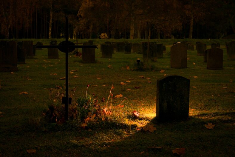 cmentarz nocą